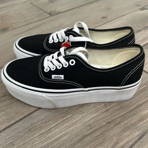 Brand New NWT Women’s vans stackform shoe. Size 8